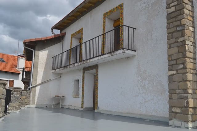 5 Zimmer Haus zu verkaufen in Jasa mit Garage - 205.000 € (Ref: 9963454)