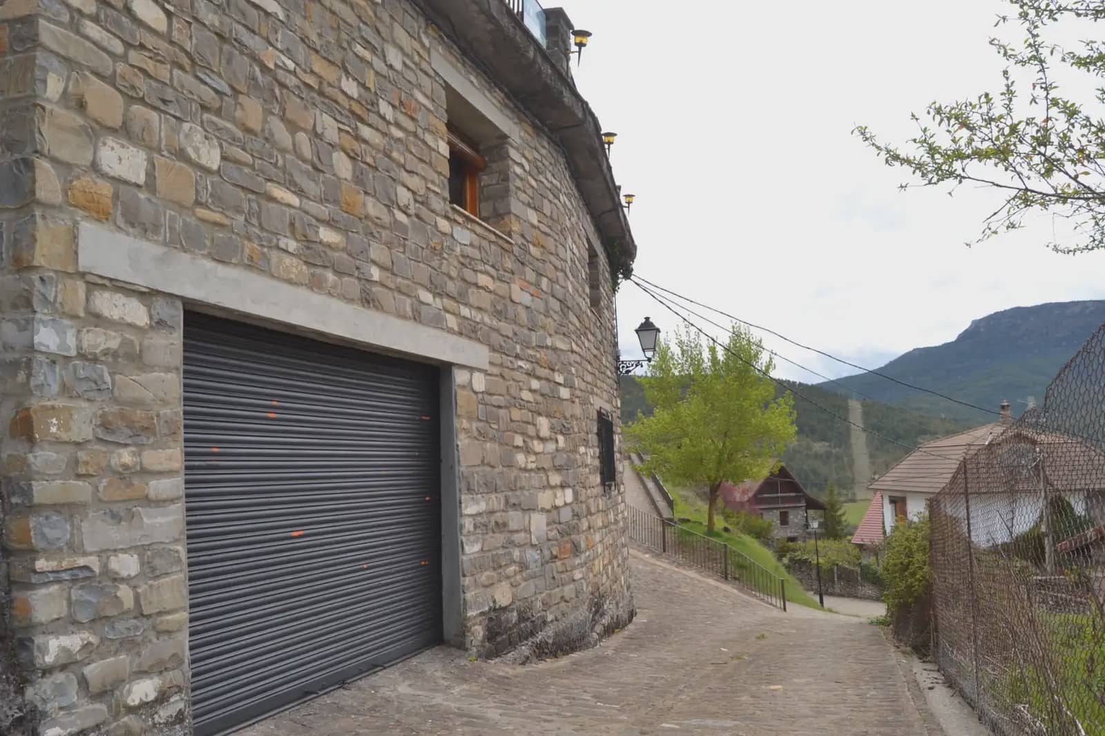 5 Zimmer Haus zu verkaufen in Jasa mit Garage - 205.000 € (Ref: 9963454)