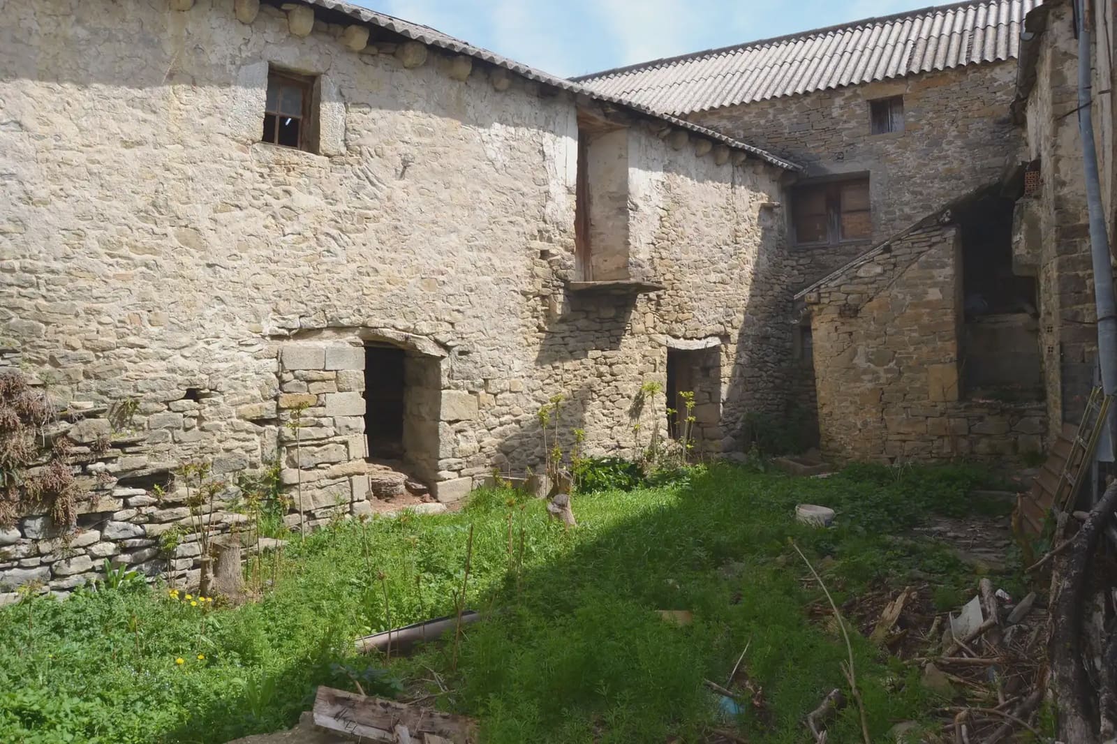 4 bedroom Finca/Country House for sale in Sabinanigo with garage - € 190,000 (Ref: 9963463)