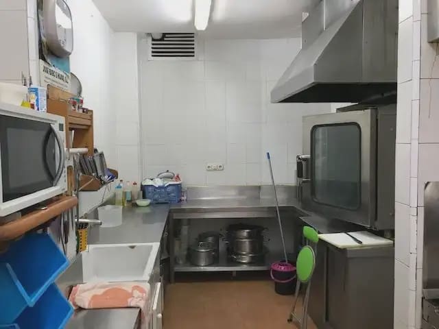 Commercial for sale in Jaca - € 400,000 (Ref: 9963477)