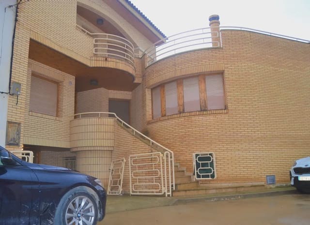 7 bedroom Villa for sale in Albalatillo with garage - € 320,000 (Ref: 9963481)