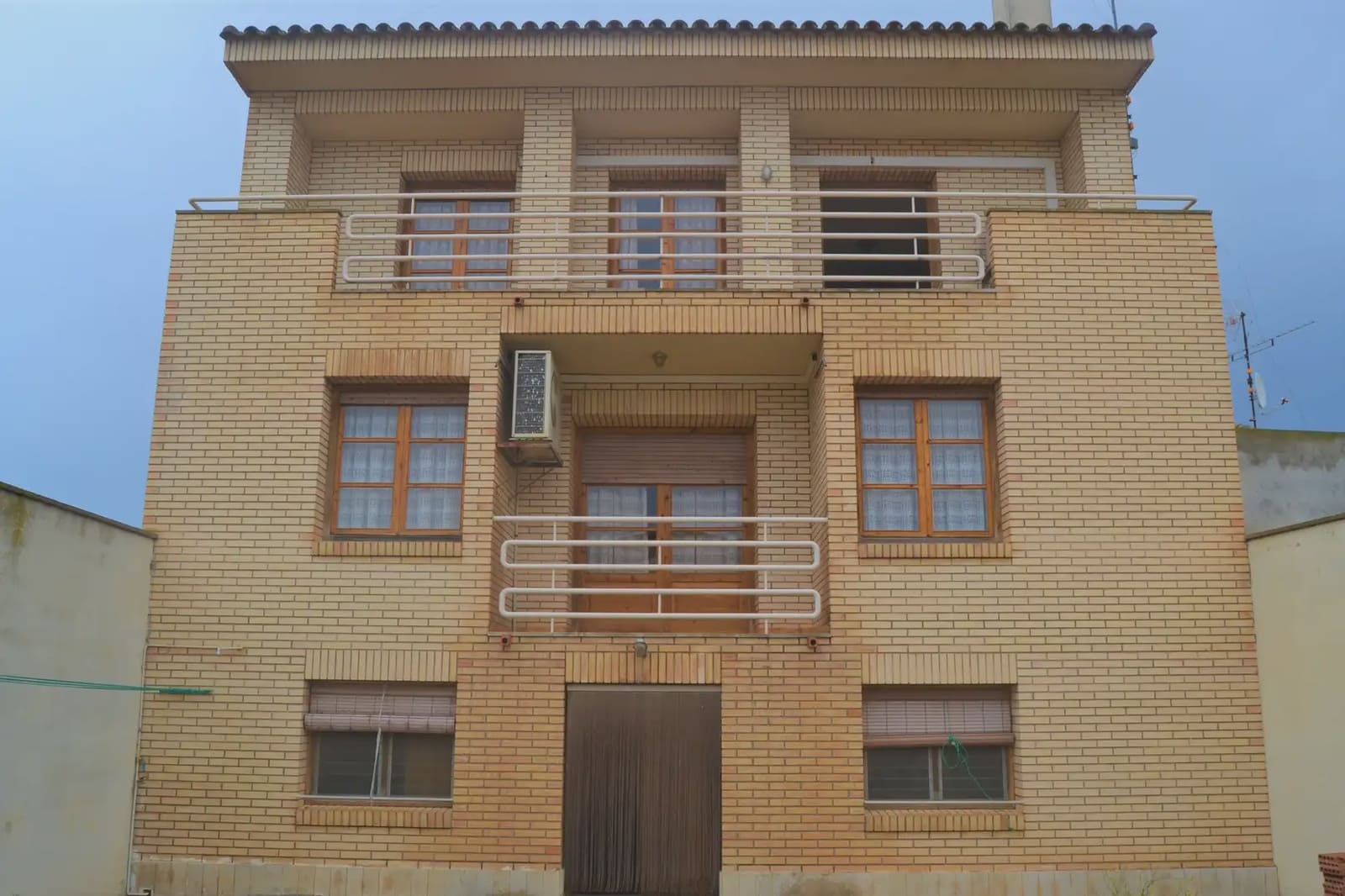 7 bedroom Villa for sale in Albalatillo with garage - € 320,000 (Ref: 9963481)