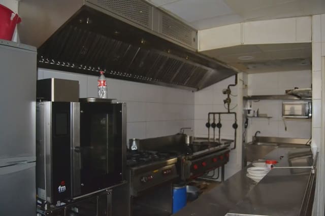 Commercial for sale in Jaca - € 300,000 (Ref: 9963482)