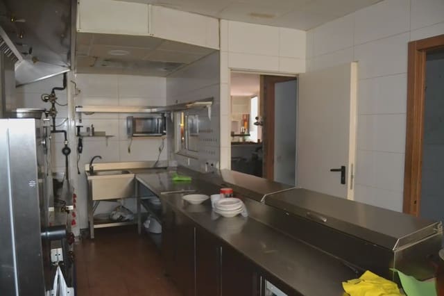Commercial for sale in Jaca - € 300,000 (Ref: 9963482)