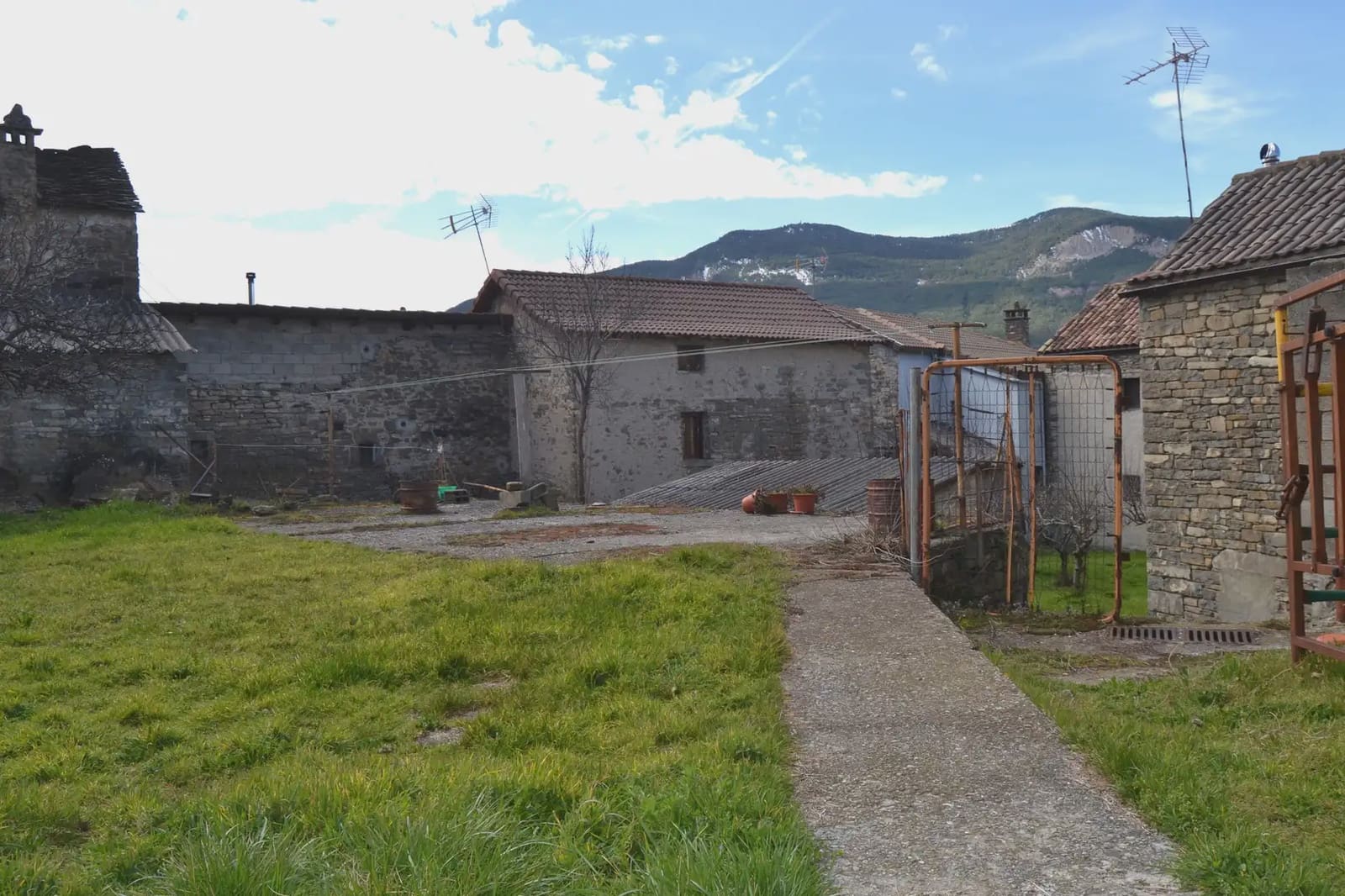 Building Plot for sale in Oros Bajo - € 450,000 (Ref: 9963490)