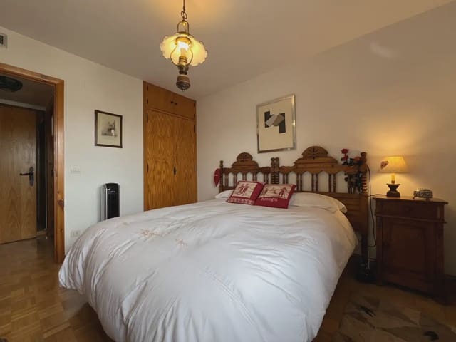 Apartamento de 4 habitaciones en Jaca en venta con piscina - 415.000 € (Ref: 9963493)