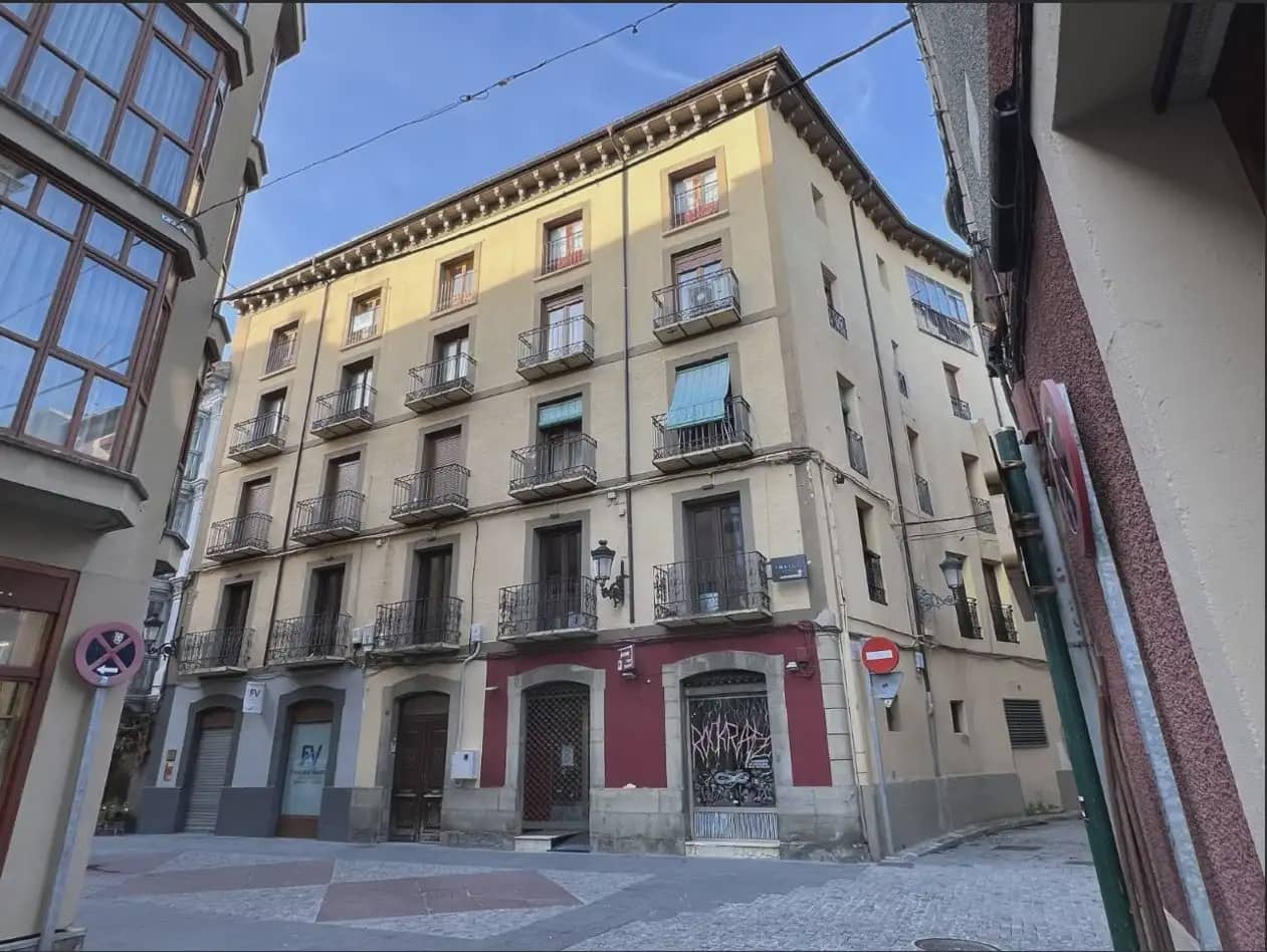 Piso de 4 habitaciones en Jaca en venta - 165.000 € (Ref: 9963496)