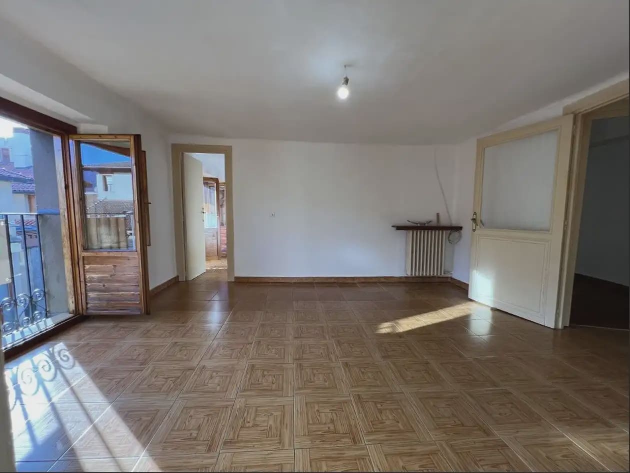 Piso de 4 habitaciones en Jaca en venta - 165.000 € (Ref: 9963496)