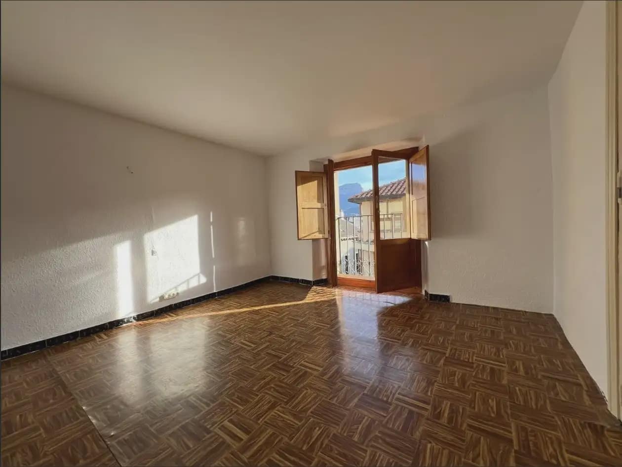 Piso de 4 habitaciones en Jaca en venta - 165.000 € (Ref: 9963496)