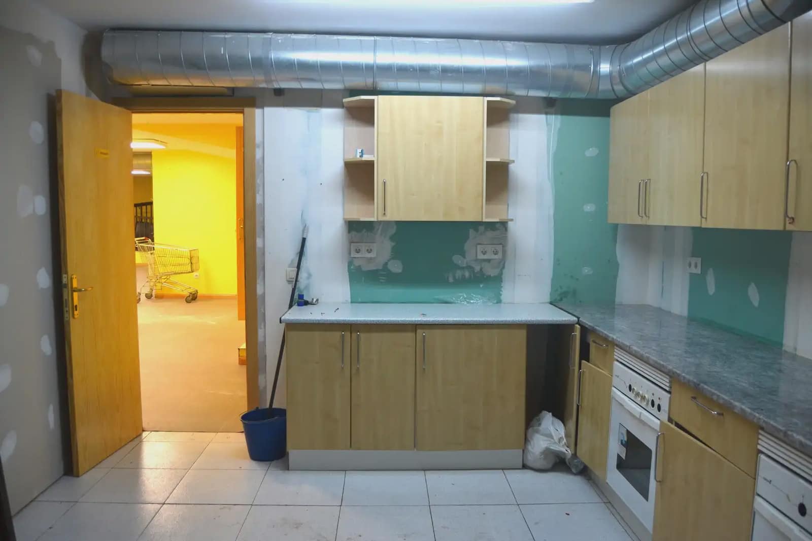 Commercial for sale in Jaca - € 140,000 (Ref: 9963498)