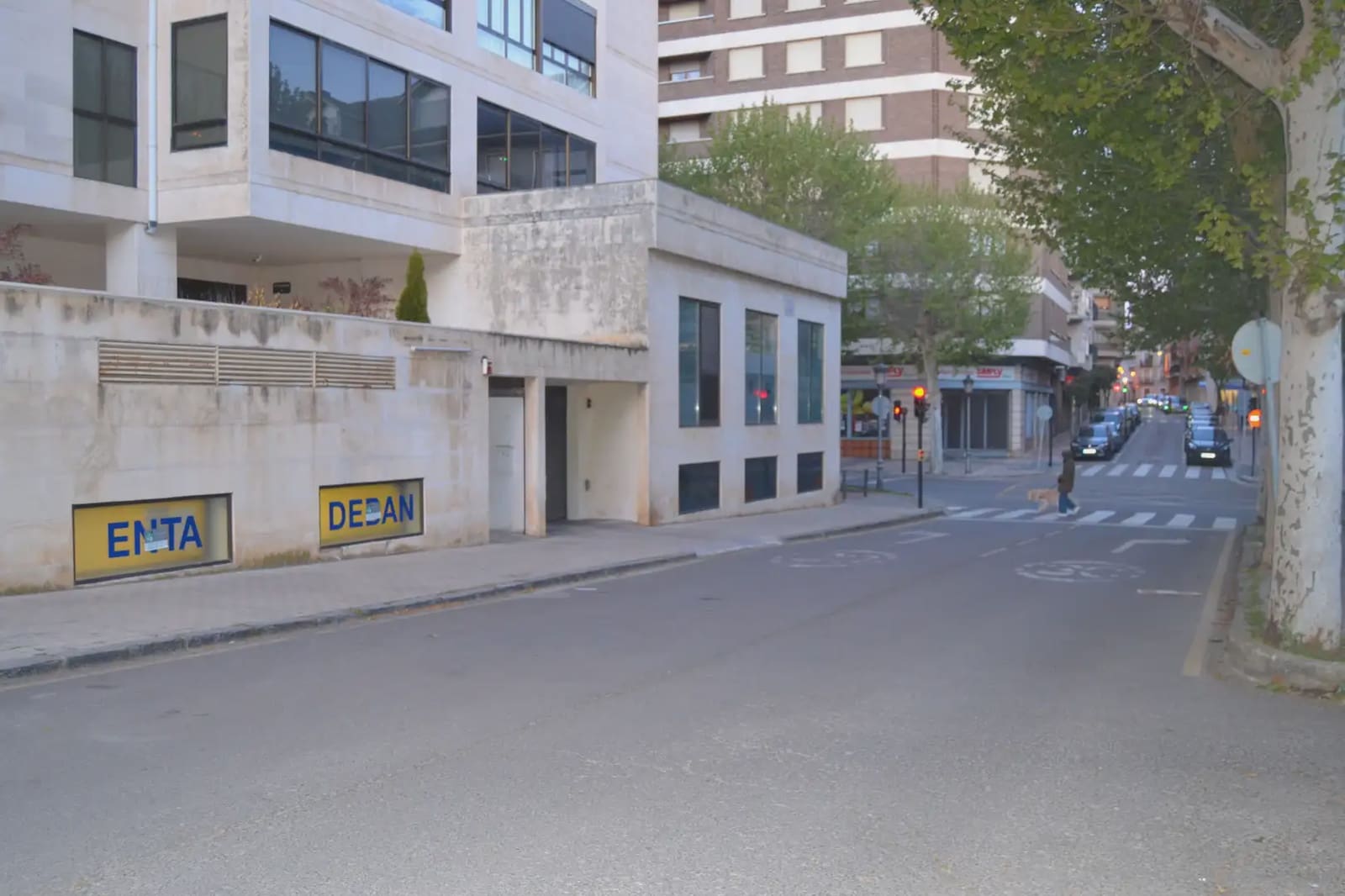 Commercial for sale in Jaca - € 140,000 (Ref: 9963498)