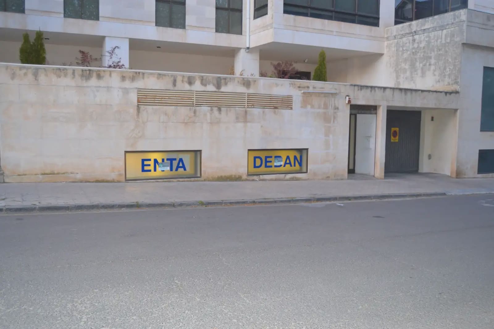 Commercial for sale in Jaca - € 140,000 (Ref: 9963498)