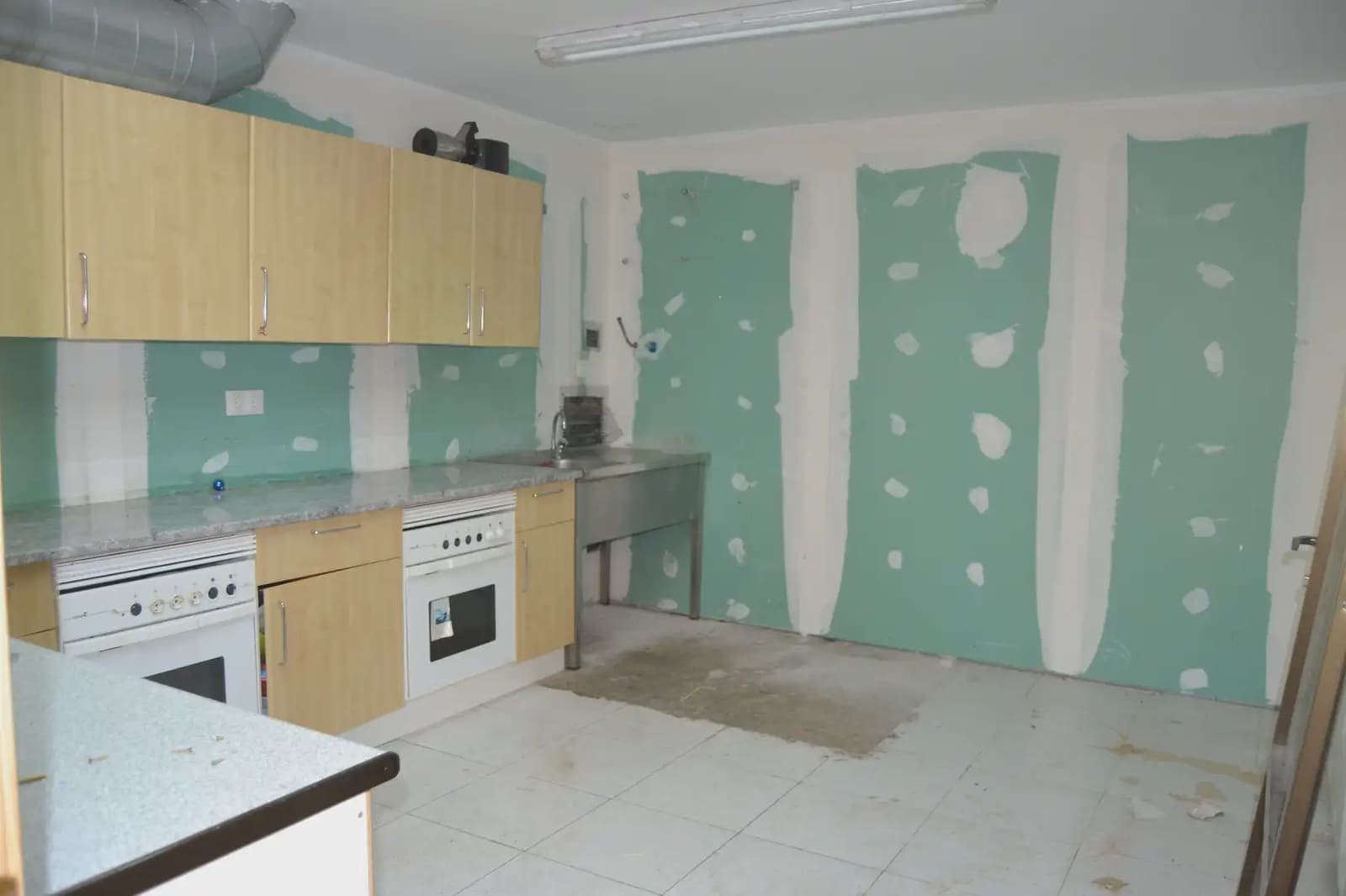 Commercial for sale in Jaca - € 140,000 (Ref: 9963498)