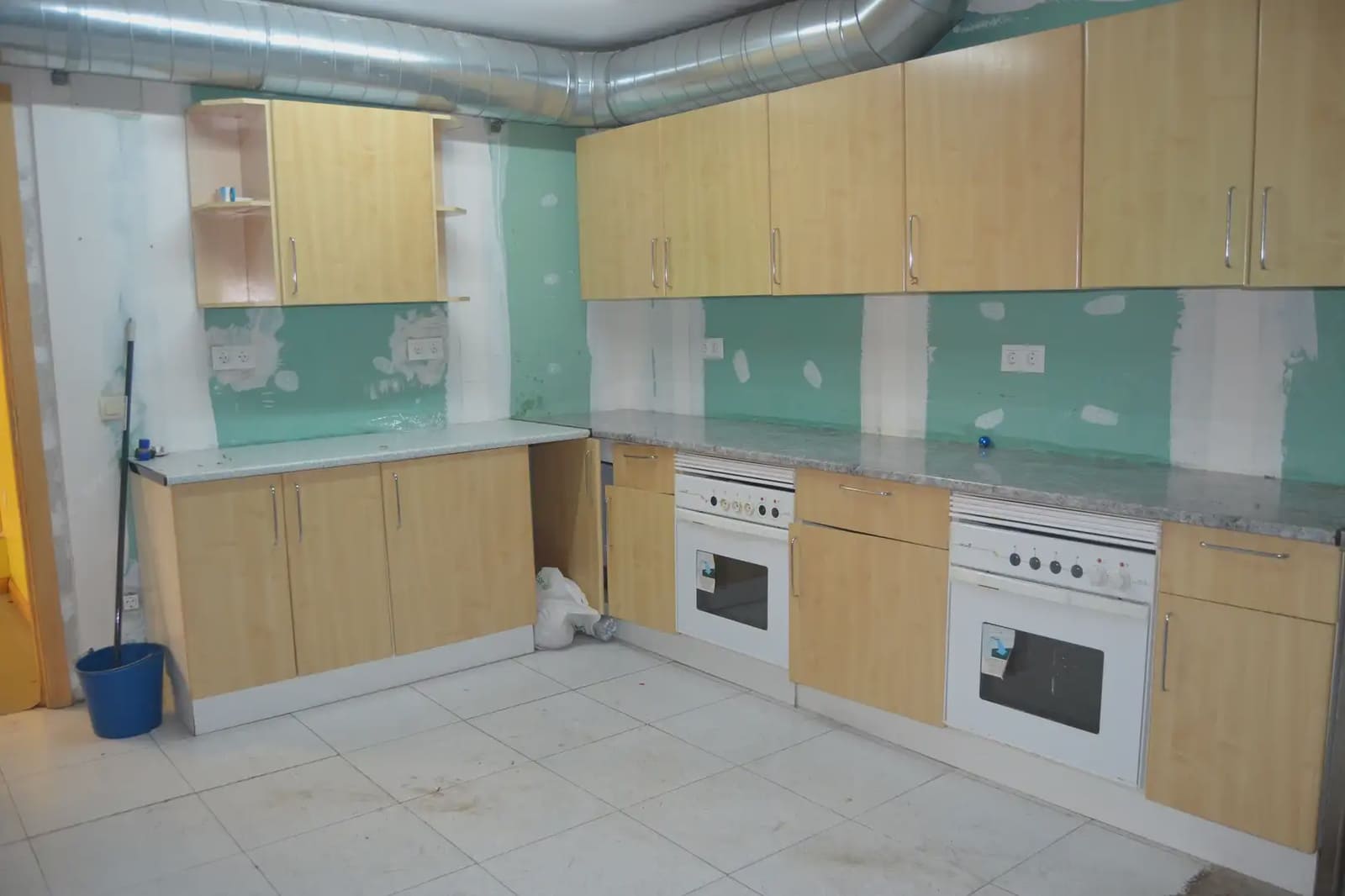 Commercial for sale in Jaca - € 140,000 (Ref: 9963498)