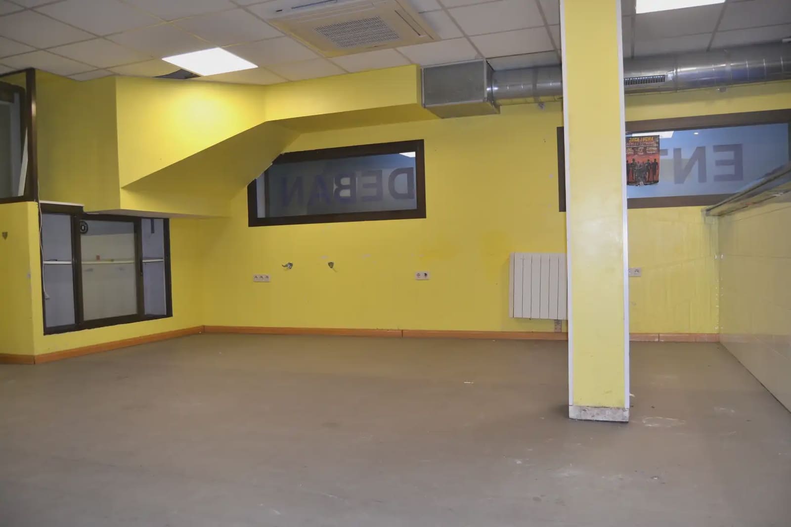 Commercial for sale in Jaca - € 140,000 (Ref: 9963498)