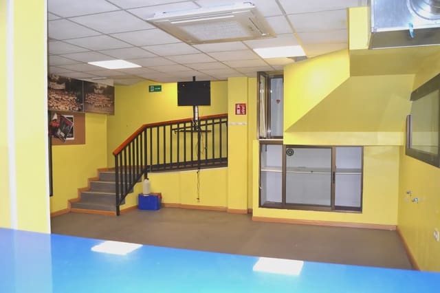 Commercial for sale in Jaca - € 140,000 (Ref: 9963498)