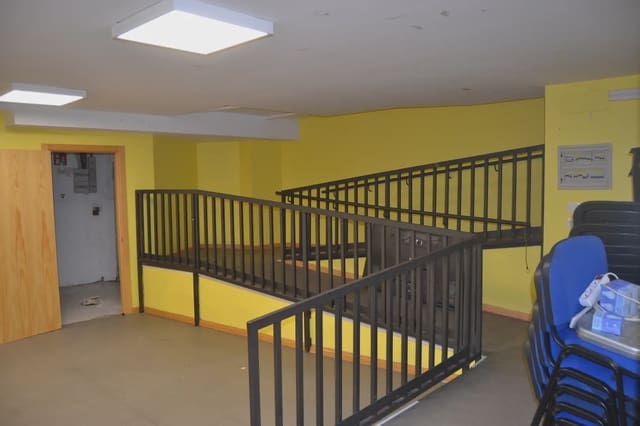 Commercial for sale in Jaca - € 140,000 (Ref: 9963498)