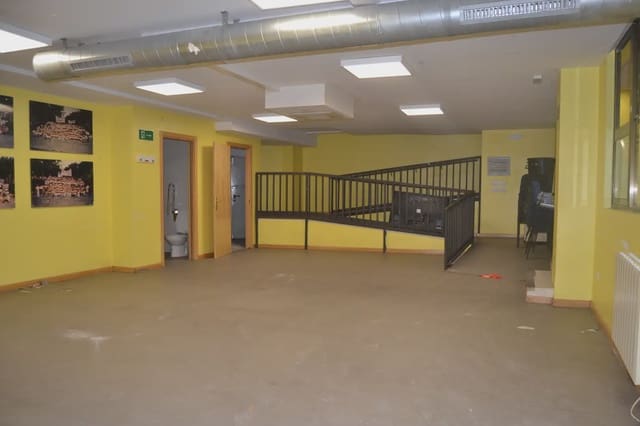 Commercial for sale in Jaca - € 140,000 (Ref: 9963498)