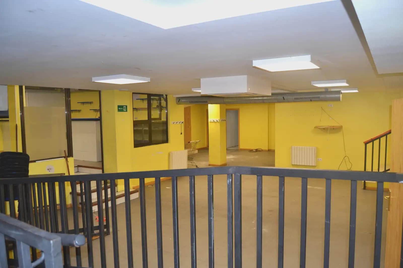Commercial for sale in Jaca - € 140,000 (Ref: 9963498)