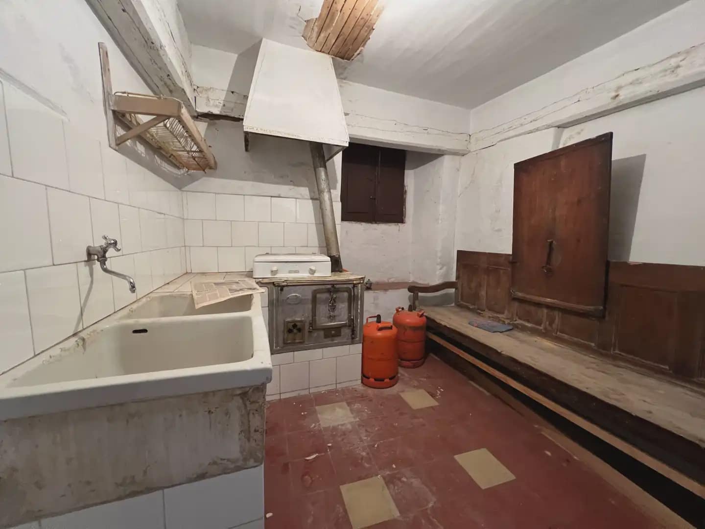 5 bedroom Finca/Country House for sale in Anso - € 220,000 (Ref: 9963500)