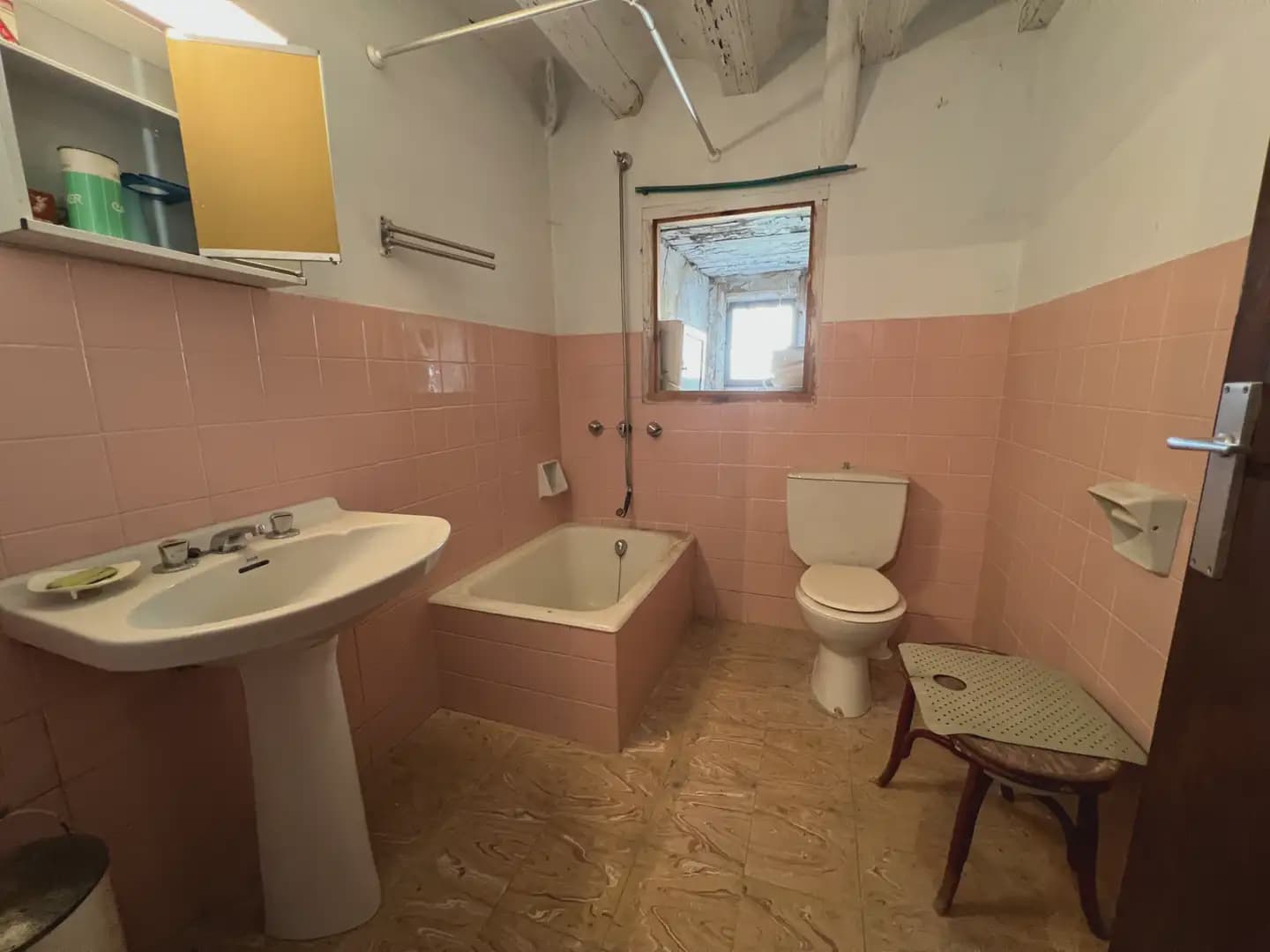 5 bedroom Finca/Country House for sale in Anso - € 220,000 (Ref: 9963500)