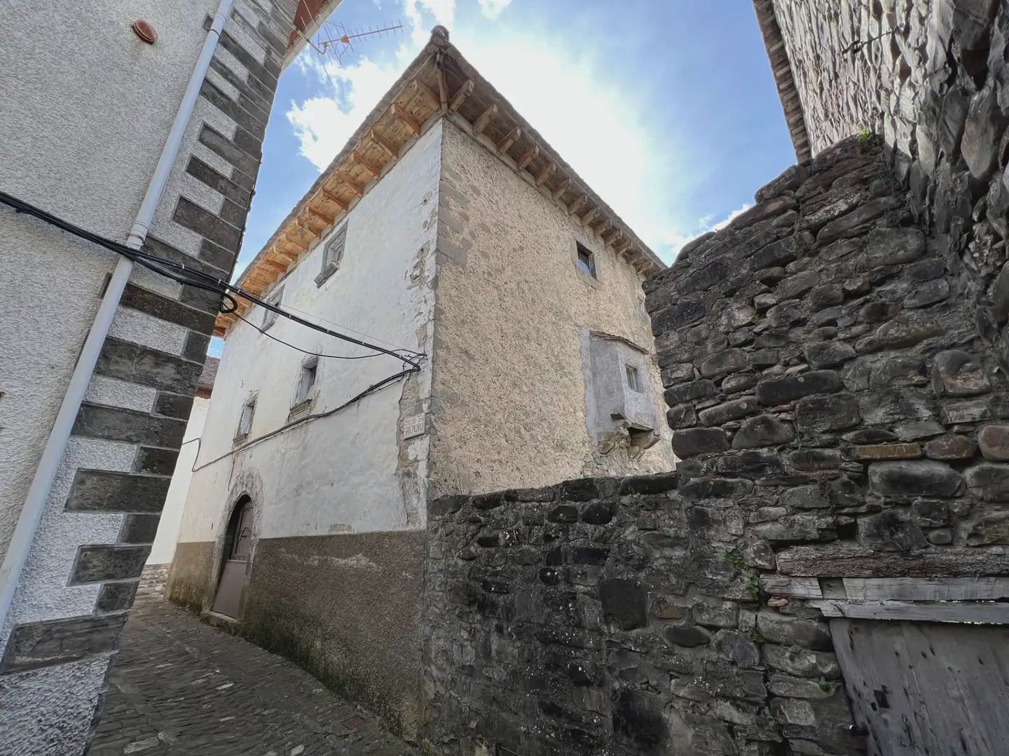5 bedroom Finca/Country House for sale in Anso - € 220,000 (Ref: 9963500)