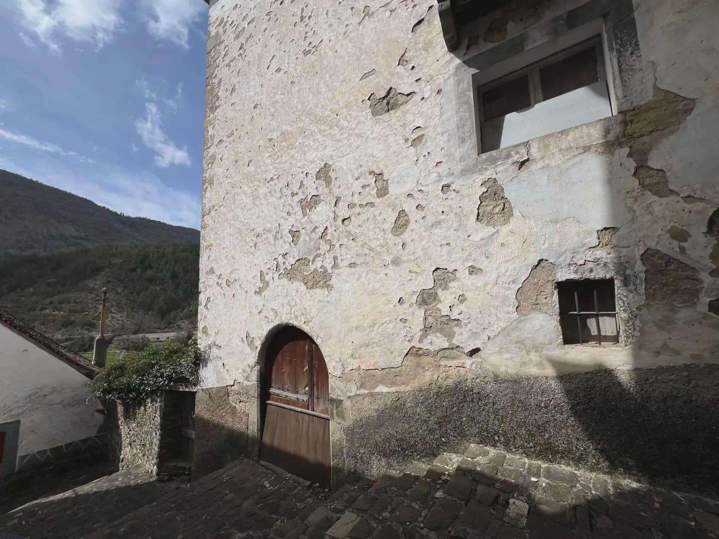 5 bedroom Finca/Country House for sale in Anso - € 220,000 (Ref: 9963500)