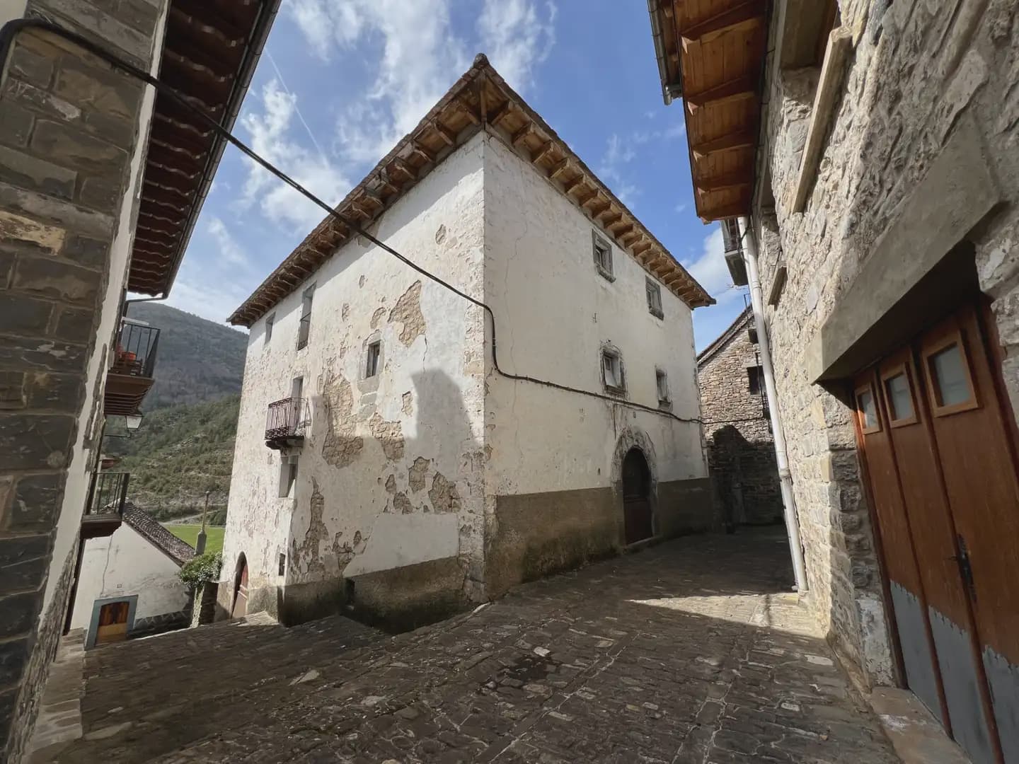 5 bedroom Finca/Country House for sale in Anso - € 220,000 (Ref: 9963500)