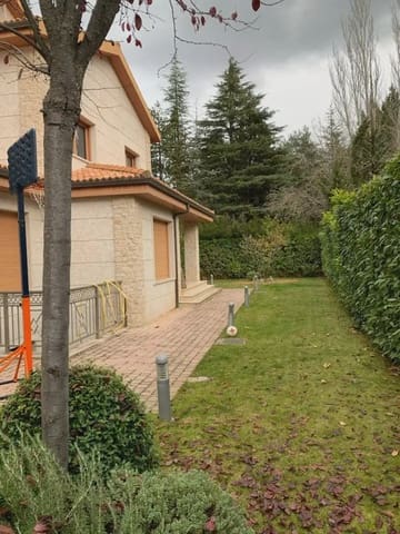 Pareado de 7 habitaciones en Jaca en venta con garaje - 890.000 € (Ref: 9963512)