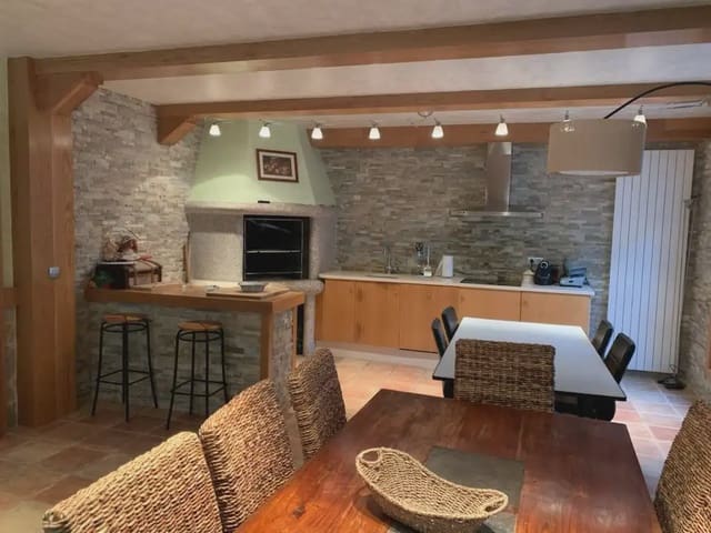 Pareado de 7 habitaciones en Jaca en venta con garaje - 890.000 € (Ref: 9963512)