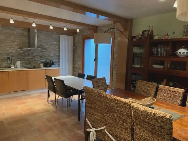 Pareado de 7 habitaciones en Jaca en venta con garaje - 890.000 € (Ref: 9963512)