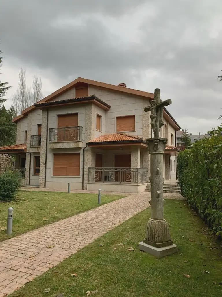 7 slaapkamer Halfvrijstaande villa te koop in Jaca met garage - € 890.000 (Ref: 9963512)