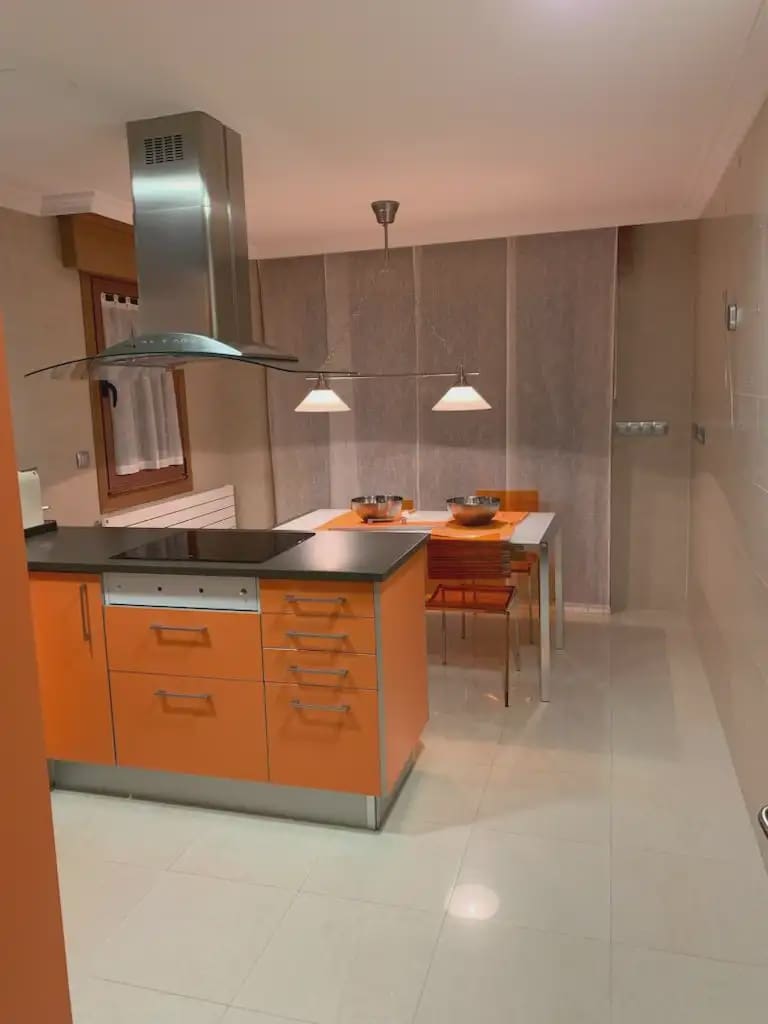 7 slaapkamer Halfvrijstaande villa te koop in Jaca met garage - € 890.000 (Ref: 9963512)