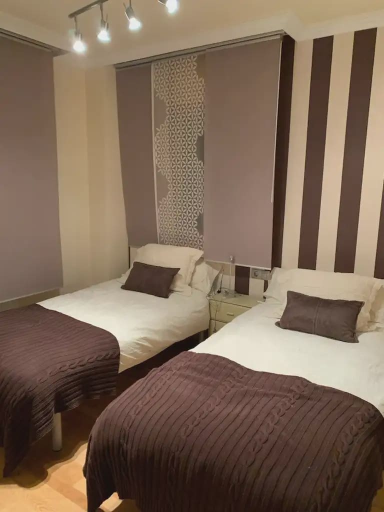 7 slaapkamer Halfvrijstaande villa te koop in Jaca met garage - € 890.000 (Ref: 9963512)