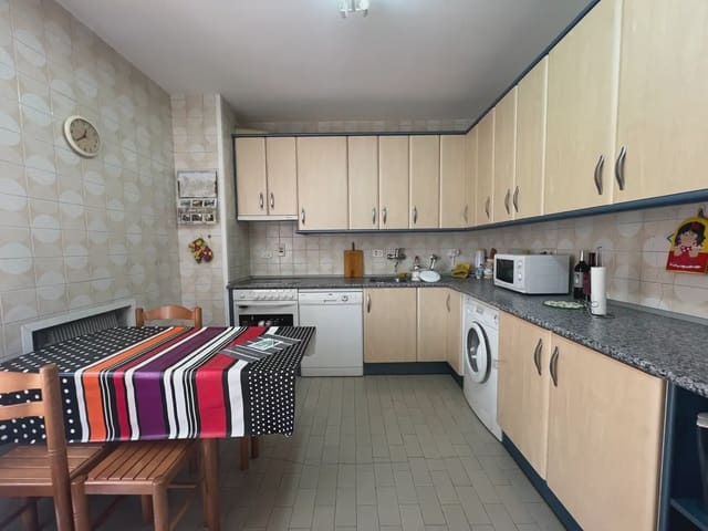 5 bedroom Flat for sale in Jaca with garage - € 330,000 (Ref: 9963515)