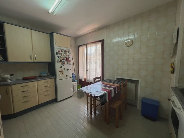 5 bedroom Flat for sale in Jaca with garage - € 330,000 (Ref: 9963515)