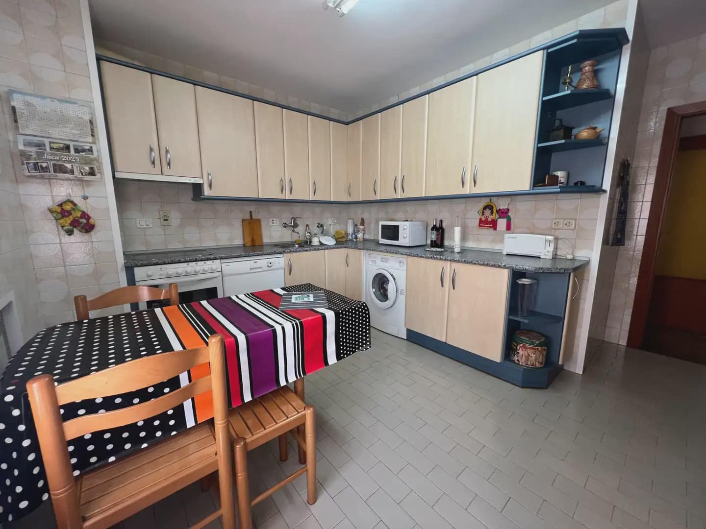 5 bedroom Flat for sale in Jaca with garage - € 330,000 (Ref: 9963515)