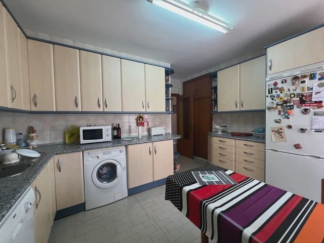 5 bedroom Flat for sale in Jaca with garage - € 330,000 (Ref: 9963515)