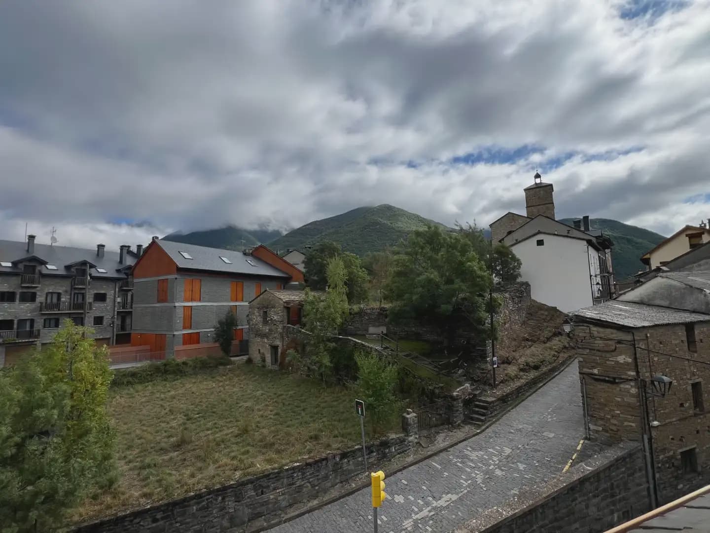 2 bedroom Apartment for sale in Biescas - € 290,000 (Ref: 9963533)