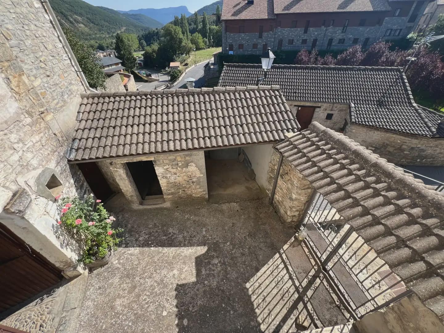6 bedroom Finca/Country House for sale in Castiello de Jaca - € 299,000 (Ref: 9963534)
