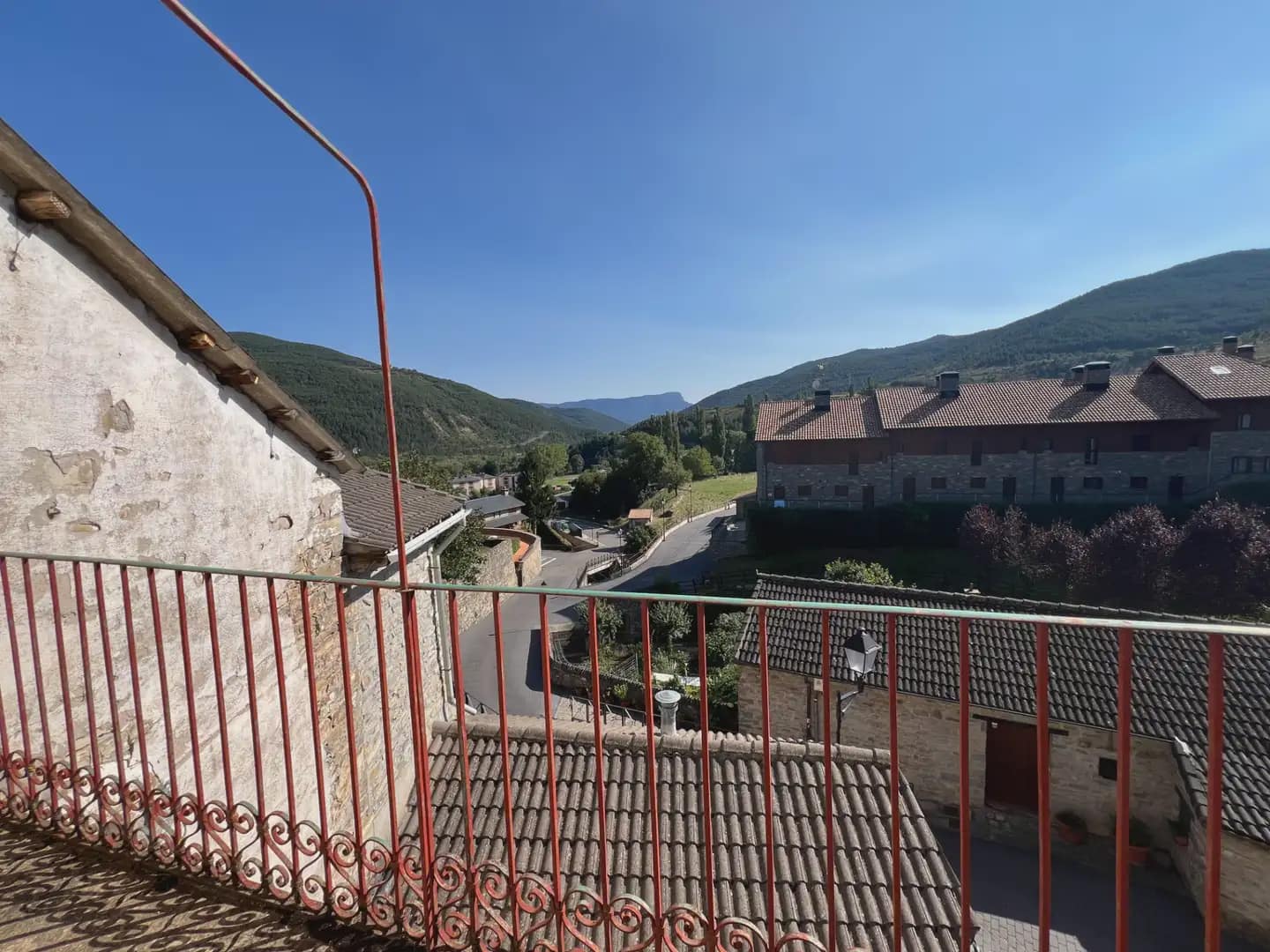 6 bedroom Finca/Country House for sale in Castiello de Jaca - € 299,000 (Ref: 9963534)