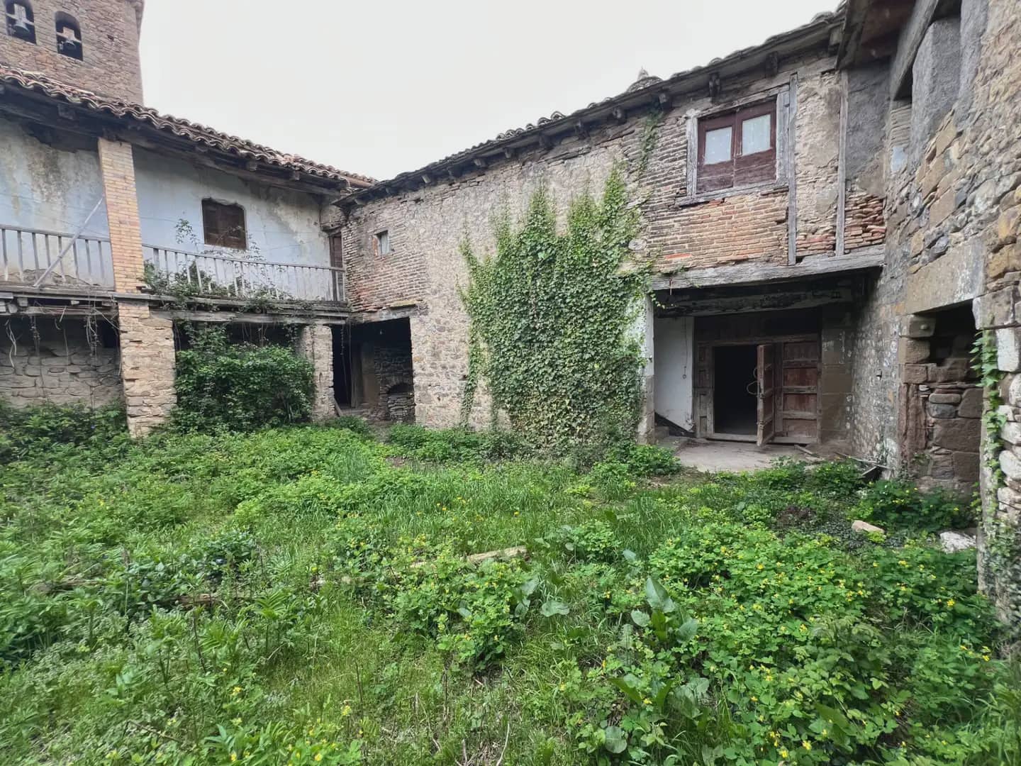 8 bedroom Finca/Country House for sale in Santa Cilia - € 190,000 (Ref: 9963537)