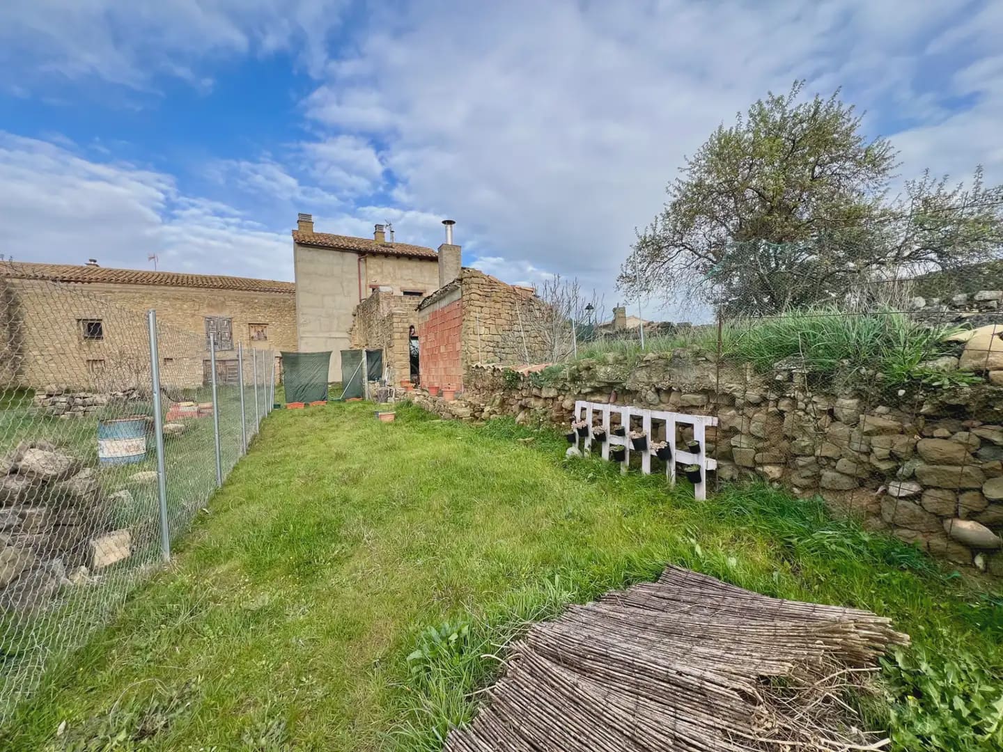 3 bedroom Finca/Country House for sale in Ayerbe - € 259,000 (Ref: 9986200)