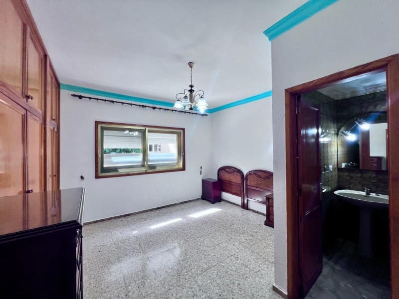 4 bedroom Flat for sale in Las Palmas de Gran Canaria with garage - € 495,000 (Ref: 9640535)