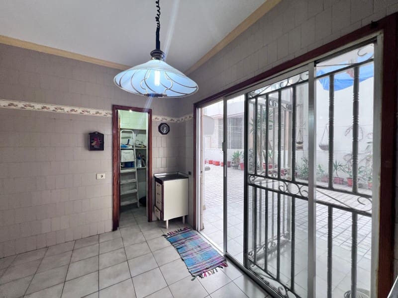 4 bedroom Flat for sale in Las Palmas de Gran Canaria with garage - € 495,000 (Ref: 9640535)