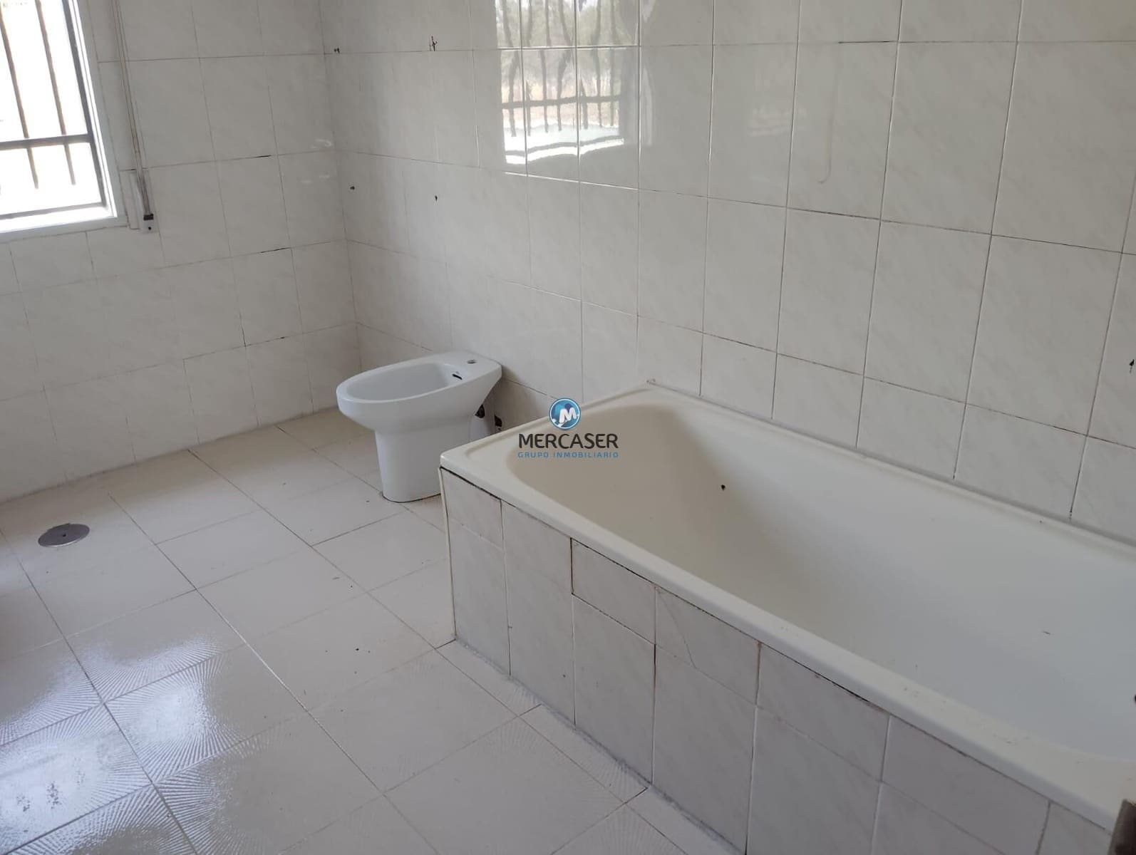 3 bedroom Villa for sale in Fuentiduena de Tajo with pool - € 170,000 (Ref: 9865826)