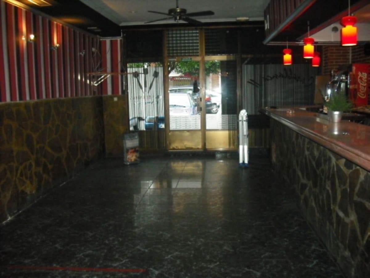 Commercial for rent in Alcala de Henares - € 700 (Ref: 9884845)
