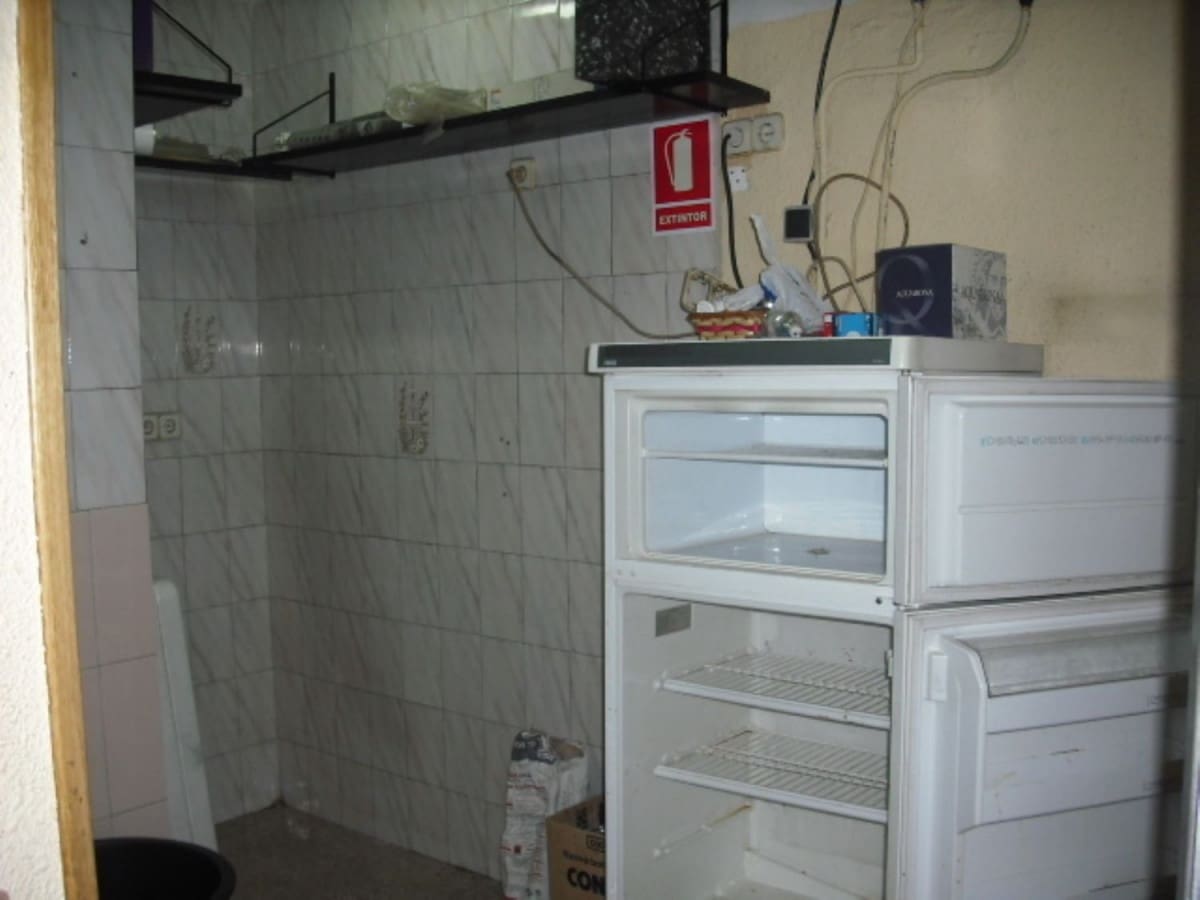 Commercial for rent in Alcala de Henares - € 700 (Ref: 9884845)