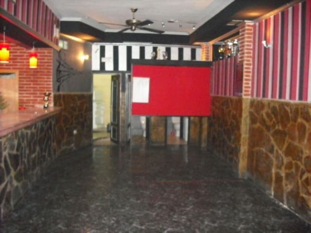 Commercial for rent in Alcalá de Henares - € 700 (Ref: 9884845)