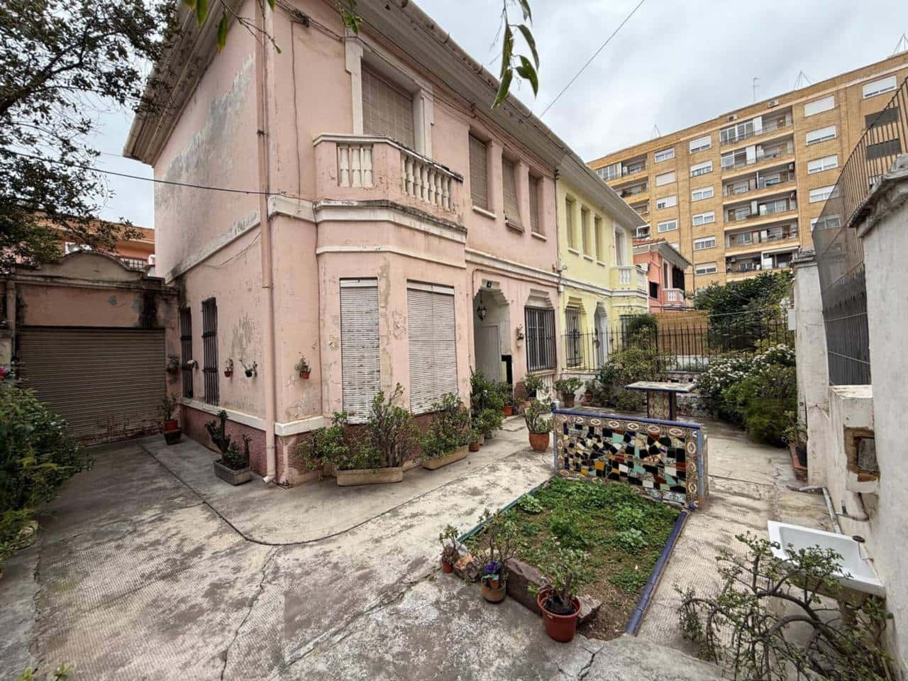 6 bedroom Terraced Villa for sale in Valencia city with garage - € 490,000 (Ref: 9671035)